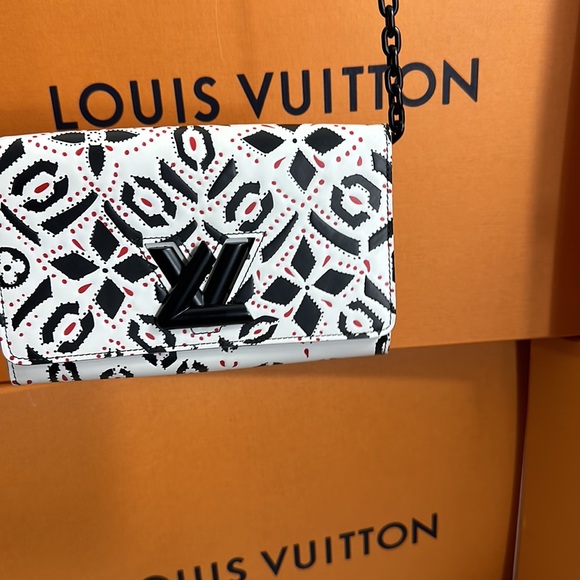💎✨BEAUTIFUL✨💎 Authentic Twist Chain Louis Vuitton: Timeless Elegance - Picture 6 of 15